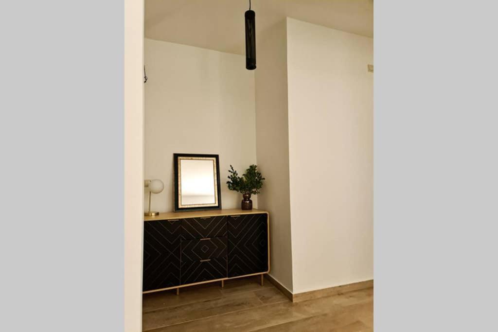 Modern Apt In The Heart Of Glyfada - Literally!! Athen Eksteriør bilde